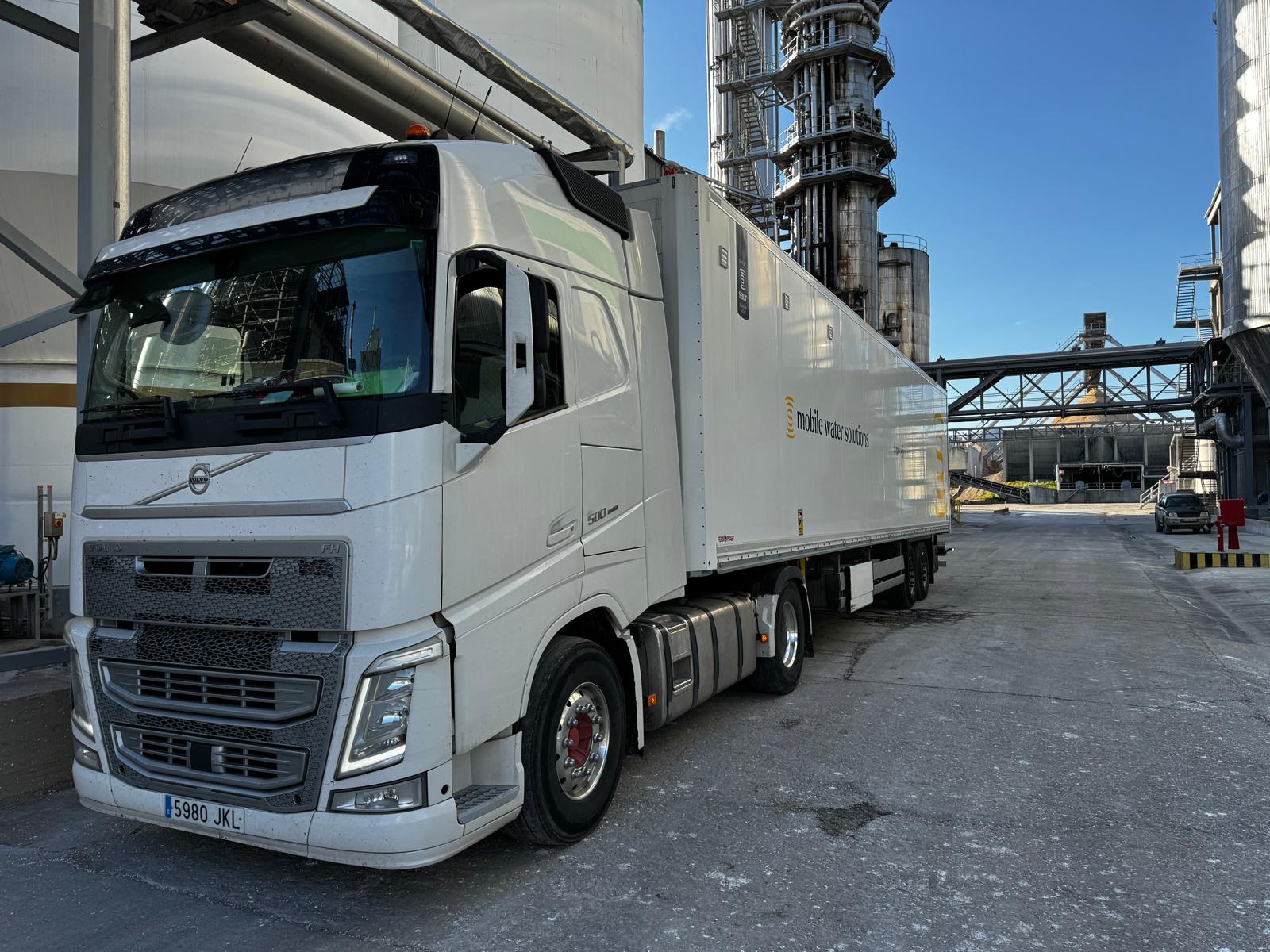 Camión preparado para transporte de carga por carretera en España con la documentación en regla.