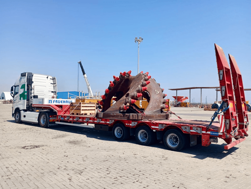 Camión preparado para transporte de carga por carretera en España con la documentación en regla.